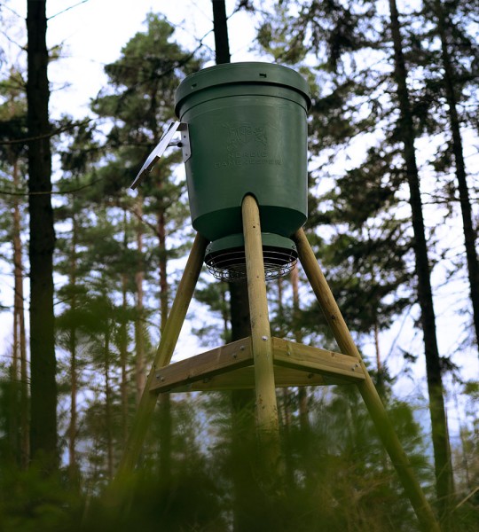 Kompletter Futterautomat 125 Liter mit Holzstativ - Nordic Gamekeeper